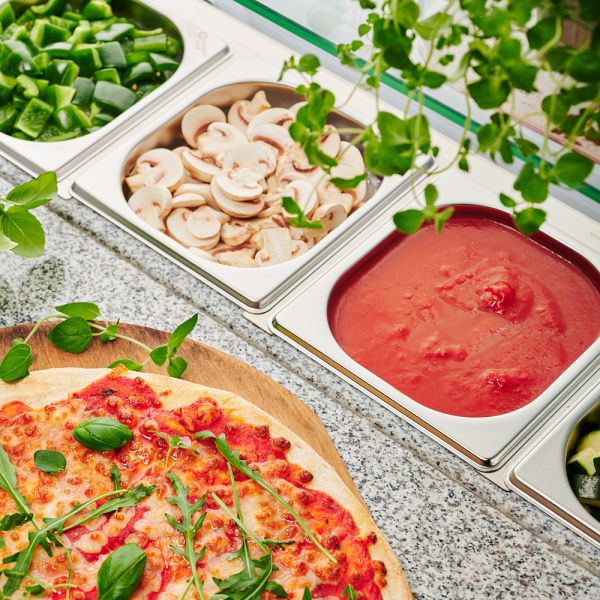 STARLINE Pizzatisch mit Glasaufsatz und drei Türen, GN1/1, 1365x700x1075 mm (BxTxH), 402 L