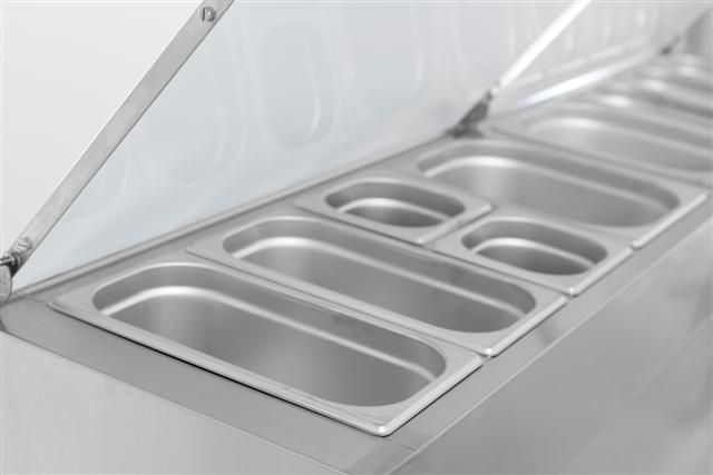 Saladette 3 Türen 8x1/3 GN - Behälter, 576 Liter